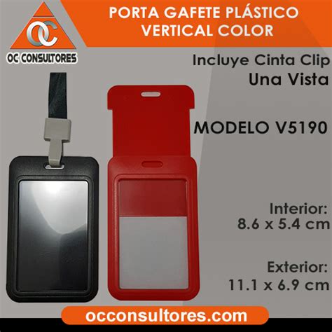 Diseño detallado de un porta credencial de acrílico con elementos decorativos y clip de sujeción para uso profesional.