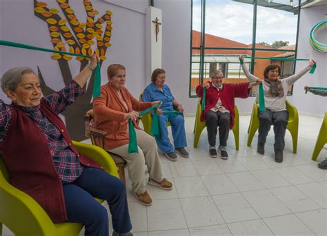 Foto de adultos mayores en un parque realizando actividades grupales