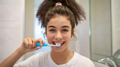 Foto de una persona mayor cepillándose los dientes con un cepillo adaptado