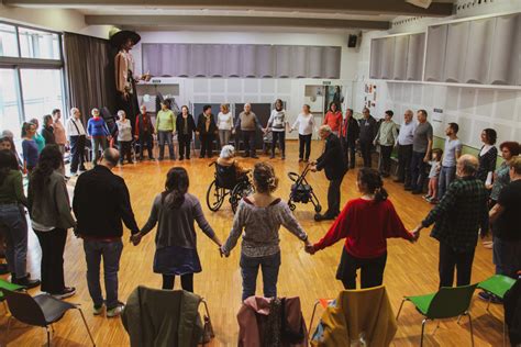 Grupo de personas mayores participando en un taller interactivo