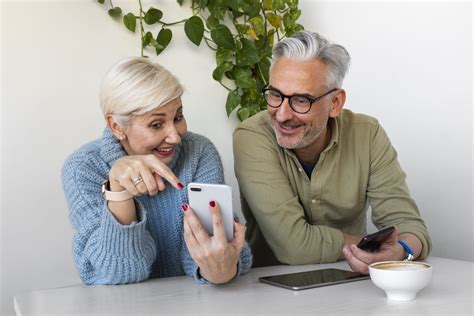 Imagen de un adulto mayor usando tecnología de asistencia o una app de ejercicios cognitivos