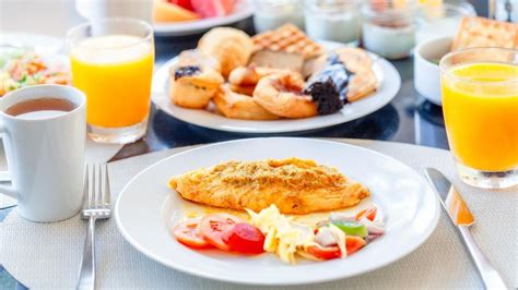 Desayuno continental típico con café y pan