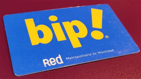Foto de una persona mayor usando la Tarjeta bip! en el transporte público
