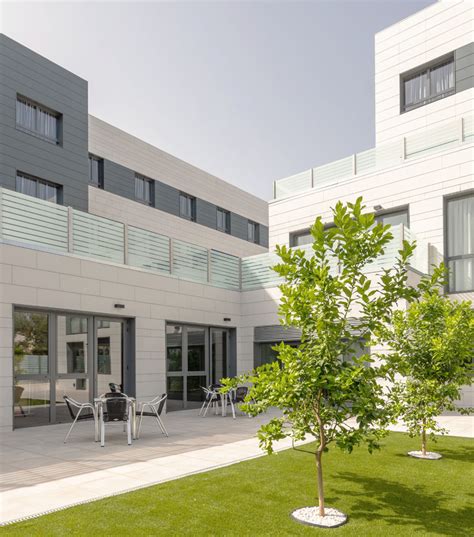 Foto de una residencia moderna para personas mayores con jardines