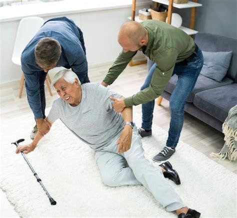 Ilustración mostrando adaptaciones comunes en el hogar para prevenir caídas en adultos mayores (barras de apoyo, buena iluminación, eliminación de alfombras sueltas).