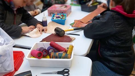 Residentes participando en un taller de manualidades, mostrando creatividad y disfrute.