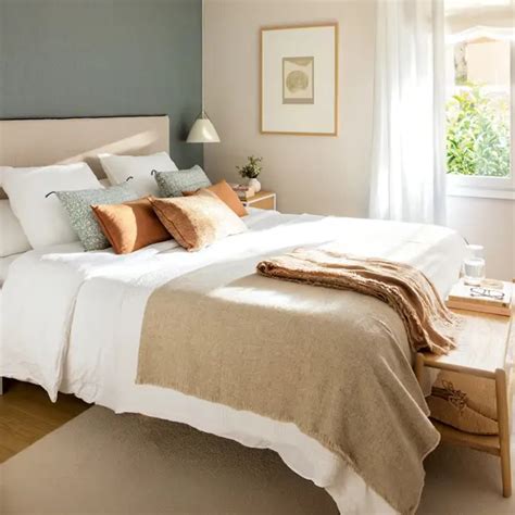 Foto de un dormitorio ideal para el sueño: oscuro, ordenado, con cama cómoda