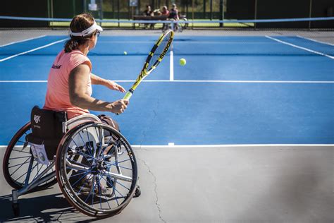 Fotografía o ilustración de una persona en silla de ruedas practicando tenis