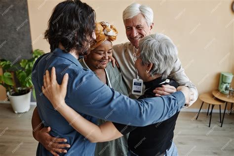 Grupo de personas mayores compartiendo en un círculo de apoyo