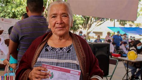Foto de una persona mayor recibiendo un bono o ayuda económica.