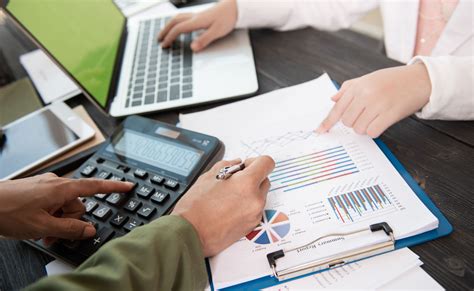 documentos tributarios y formularios de impuestos sobre una mesa