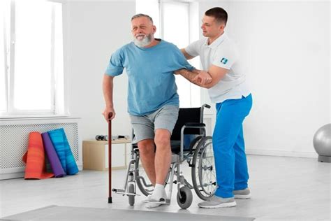 Infografía detallando los ejercicios de kinesiología geriátrica para mejorar la fuerza y el equilibrio.