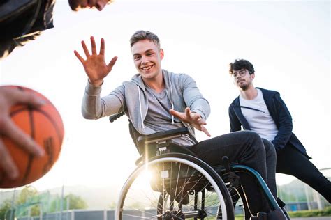 Foto de un adulto joven con discapacidad participando activamente en la sociedad