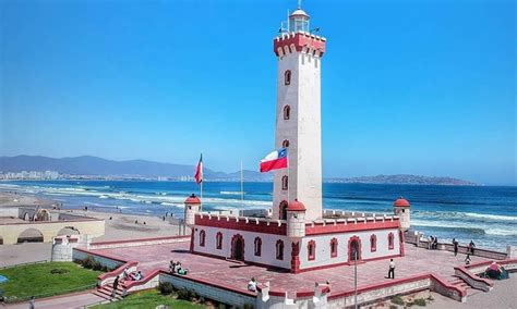 Foto panorámica de La Serena con personas mayores en actividades recreativas al aire libre