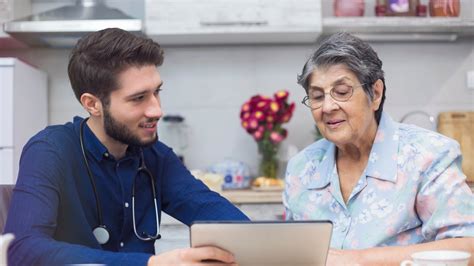 Foto de una persona mayor recibiendo asistencia médica