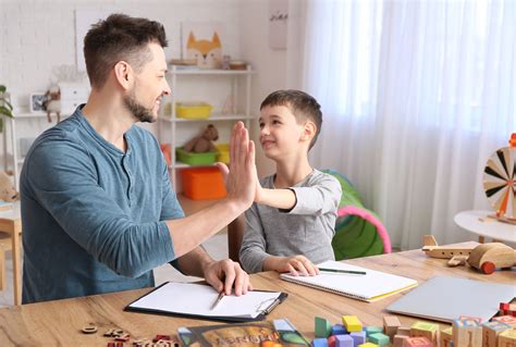 Esquema sobre la importancia del apoyo integral y el uso de guías técnicas en el cuidado domiciliario de personas mayores