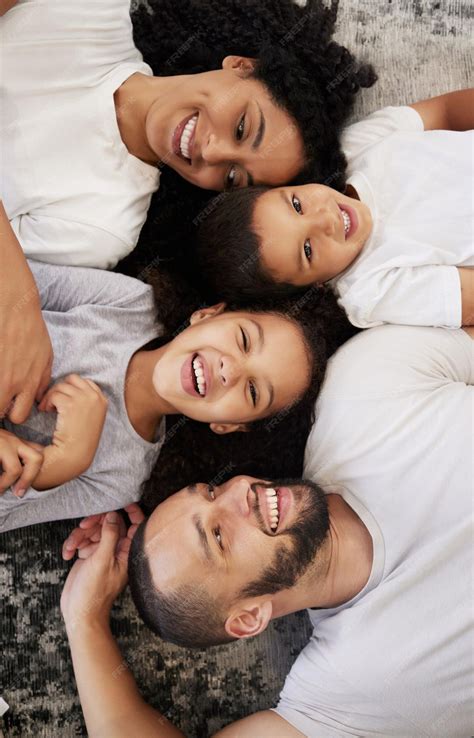 Foto de padres sonriendo y relajados, indicando el autocuidado