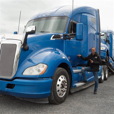 Ilustración esquemática de los documentos necesarios para postular a financiamiento de hogares de ancianos.