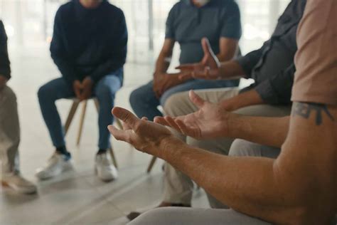 personas en un grupo de apoyo para cuidadores