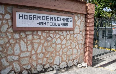 Fachada del Hogar de Ancianos San Francisco de Asís en Castro, Chiloé.