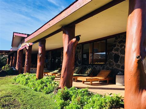 Interior de un hostal en Isla de Pascua mostrando una cocina compartida y sala de estar