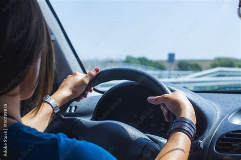 Foto de persona conduciendo un vehículo adaptado o volante especial