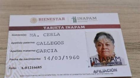 Primer plano de una credencial INAPAM