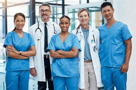 Equipo de profesionales médicos brindando terapia a una persona con discapacidad visual en un entorno hospitalario.