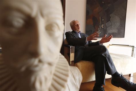Retrato del escritor Pablo Simonetti en su estudio
