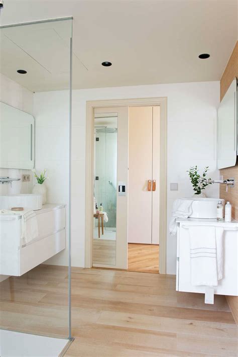 Diseño de una puerta corredera en un baño accesible