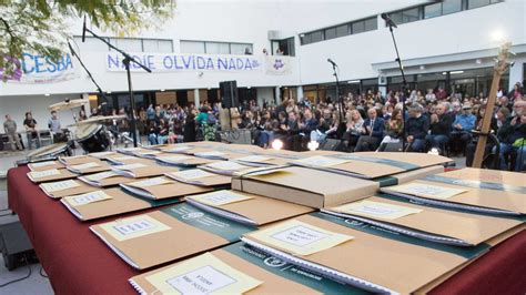 Foto del acto de saludo y entrega de presente al club por parte de Soraya Palacios