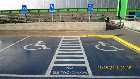Señalética y demarcación de estacionamiento para personas con discapacidad