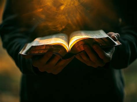 Foto de una persona anciana sosteniendo una Biblia vieja y arrugada, con una expresión de sabiduría y paz.