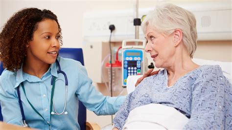 Esquema de la comunicación entre cuidador, paciente y médico en una consulta