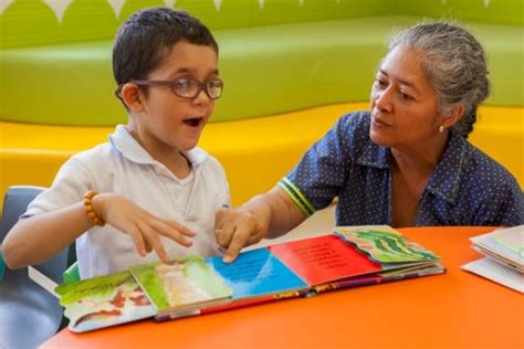 Familia brindando apoyo emocional a un niño con discapacidad visual