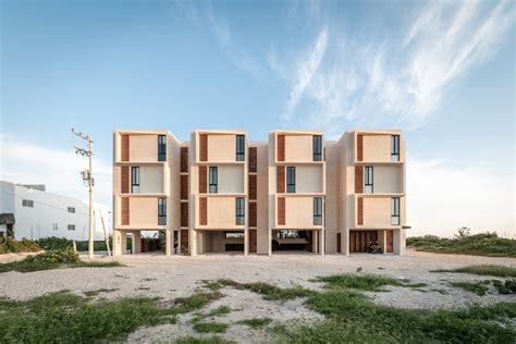 Ilustración de un conjunto habitacional moderno diseñado para adultos mayores, con jardines y espacios comunes
