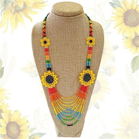 Foto detallada del collar de girasoles
