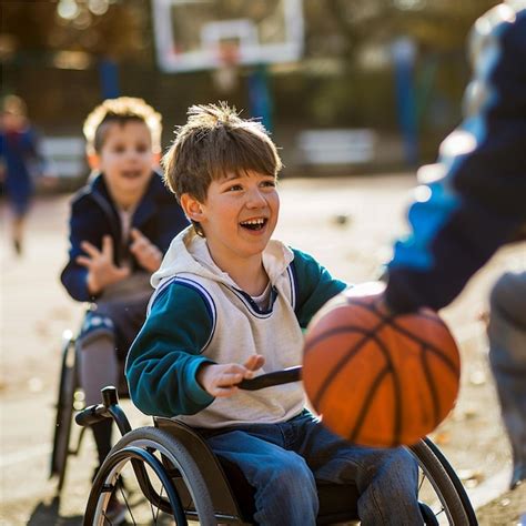 foto de niños en sillas de ruedas jugando baloncesto adaptado