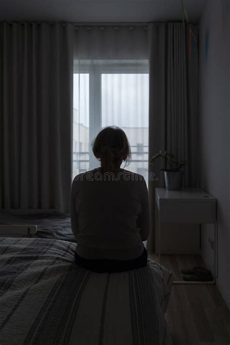 Foto de una persona mayor sentada sola en una habitación
