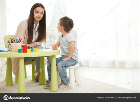 Fotografía de un psicólogo administrando una prueba a un niño en un entorno clínico.