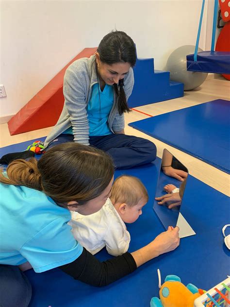 Ruta de intervención temprana y apoyo familiar para niños con discapacidades sensoriales