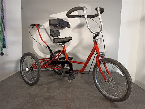 Persona en bicicleta adaptada con silla de ruedas integrada