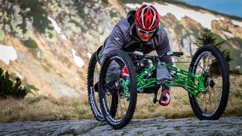 Fotografía de una handbike en uso