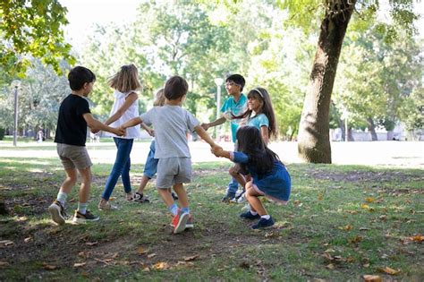 Foto de niños disfrutando de actividades de juego adaptadas