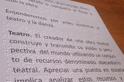 Ejemplo de material impreso en Braille y macrotipo con láminas táctiles