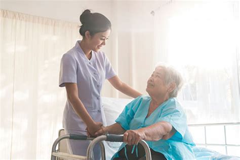 Técnico en Enfermería (TENS) asistiendo a un paciente en un entorno hospitalario.