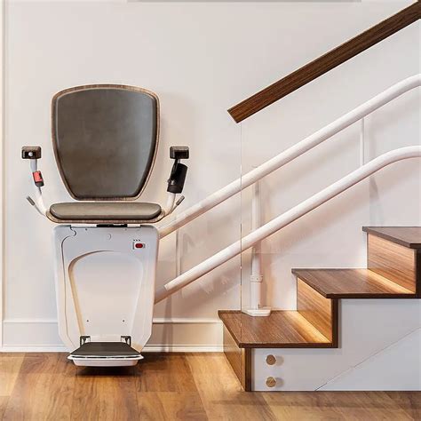 Foto: Silla salvaescaleras instalada en una escalera recta