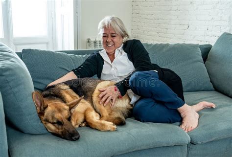 adulto mayor abrazando a su perro
