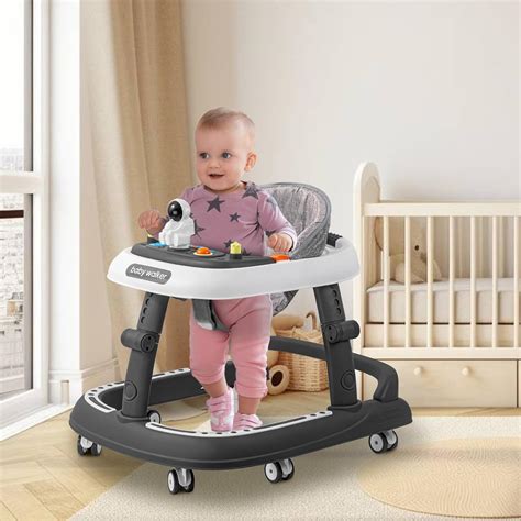 Niño usando un andador de tela con soporte para el tronco