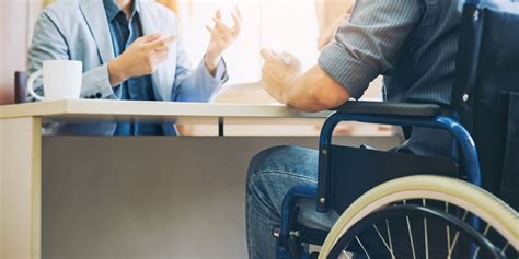 Equipo multidisciplinario evaluando un caso de incapacidad laboral